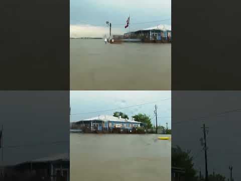 Hundreds rescued from floods near Houston, Texas