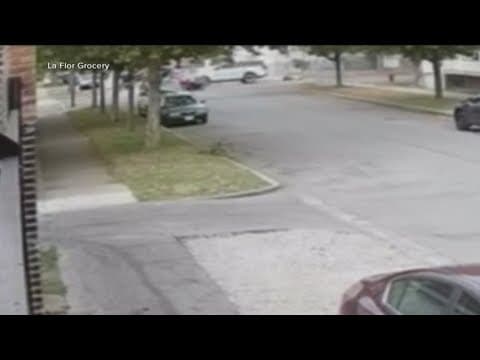 Video shows confrontation between immigration officers and residents in Chicago