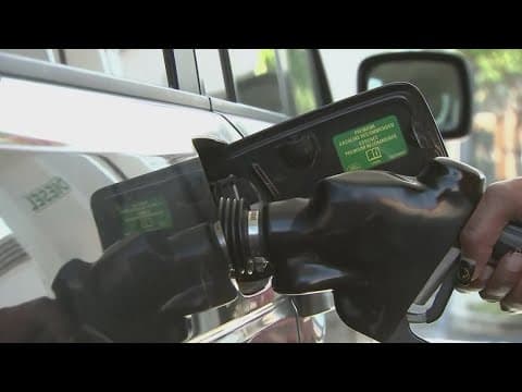 Gas prices continue to drop during holiday season