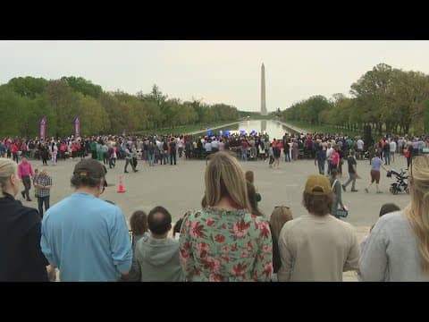 Tradition continues: Families flock to Easter service at Lincoln Memorial