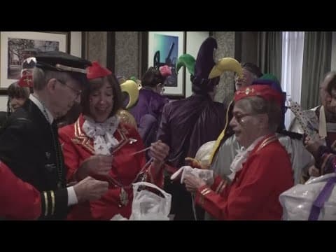 'Mitzva Makers' parade through hospital in New Orleans
