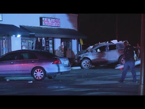 Driver runs after crashing car into Columbus grocery store