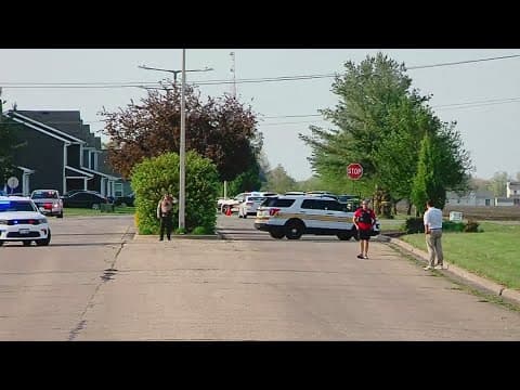 4 killed when car crashes into Illinois building