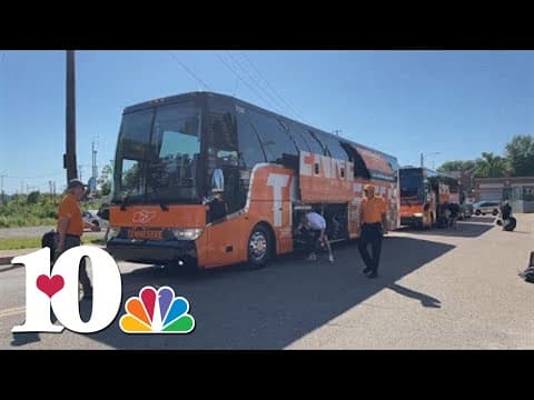 Tennessee baseball arrives at Lindsey Nelson Stadium ahead of the Market Square celebration