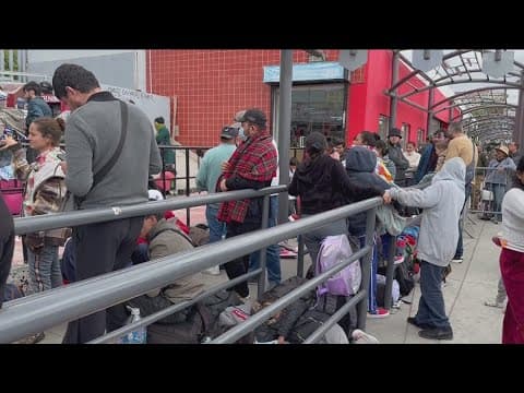 New group of migrants gathering at the US-Mexico border