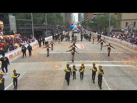 University of Houston  and Fondren middle schoolers participate in the H-E-B Thanksgiving Day parade