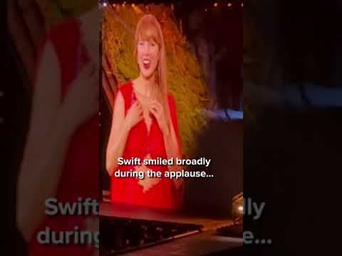 TAYLOR SWIFT OVATION