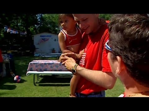 Patriotic Texas family honors troops with tradition (2004)
