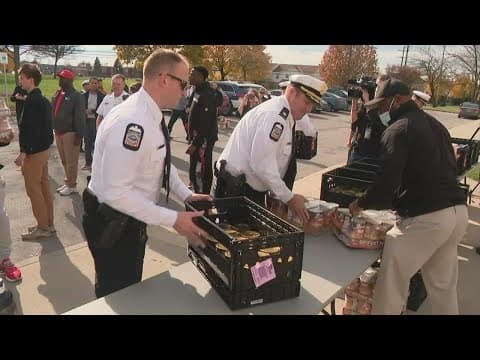 Columbus police, Ohio State football players, nonprofit deliver 150 Thanksgiving meals