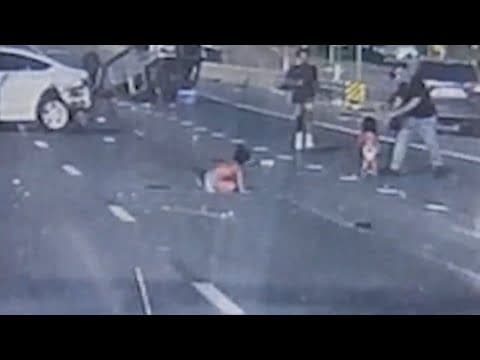 Video shows 2 toddlers on highway after being ejected from jeep during crash I Via: CNN