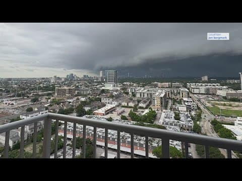 Shelf cloud brings rain to Houston