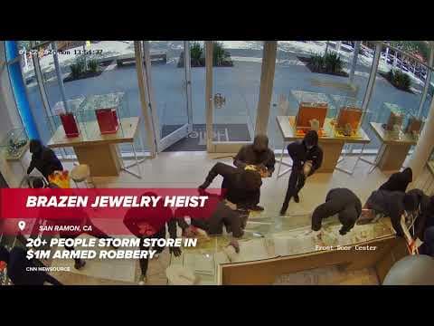 CAUGHT ON CAMERA | 20+ people storm jewelry store in armed robbery