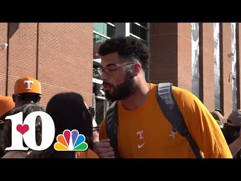 Tennessee tight end Jacob Warren enjoys last Vol Walk
