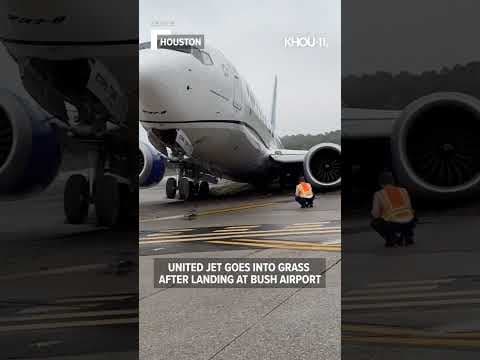 United jet in Houston goes into grass after landing from Memphis #Shorts