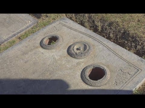 Thieves stealing metal vases from Bonita cemetery