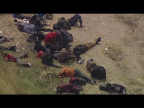 Hundreds of migrants line up at border west of San Ysidro