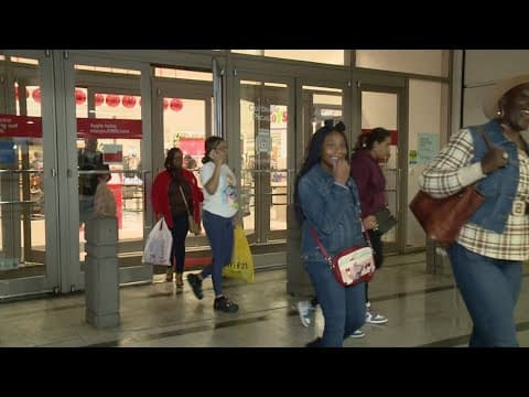 Christmas Eve rain doesn't stop last-minute shoppers across New Orleans