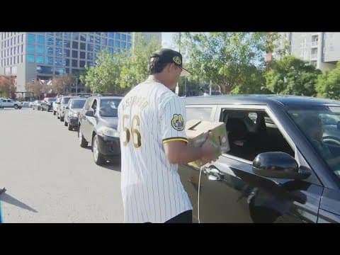 Padres hand out Thanksgiving meals to San Diego families