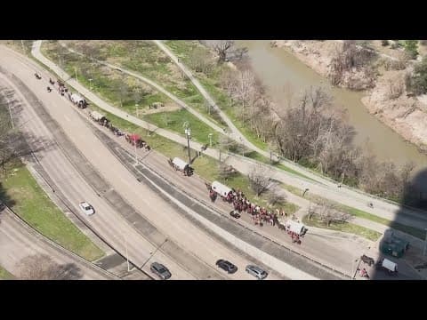 Trail riders prepare for rodeo parade in Houston
