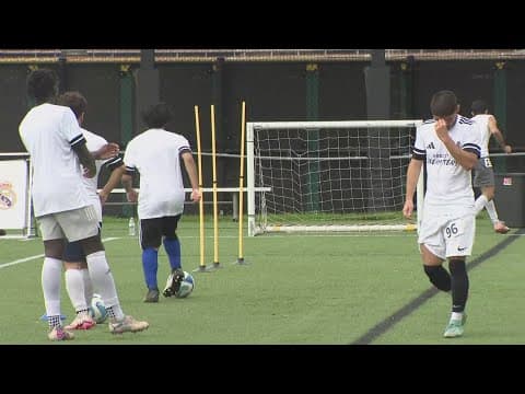 Commanders' Zach Ertz gives young boys advice at soccer tryout