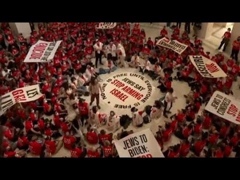 WATCH: Police arresting demonstrators during sit-in protesting Netanyahu's visit