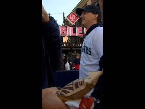Mariners, Blue Jays fans soak up Seattle's gameday atmosphere