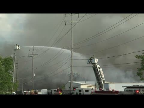 Firefighters working to extinguish large fire in Fort Wayne