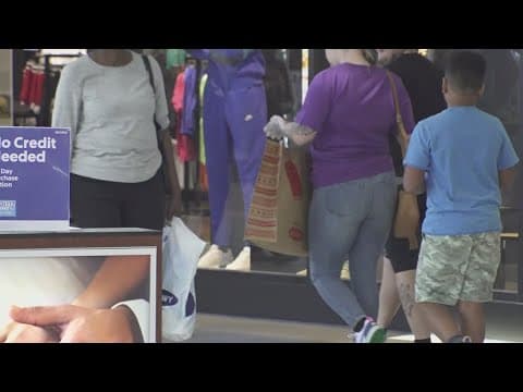 Last-minute holiday shoppers run into long lines ahead of Christmas