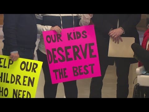 Explaining proposed cuts for parents of children with special needs by the Family and Social Service