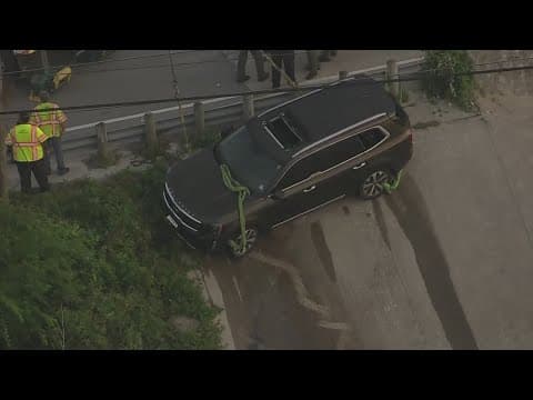 Woman, baby die after vehicle plunges into water, man dives in to rescue 2 other children