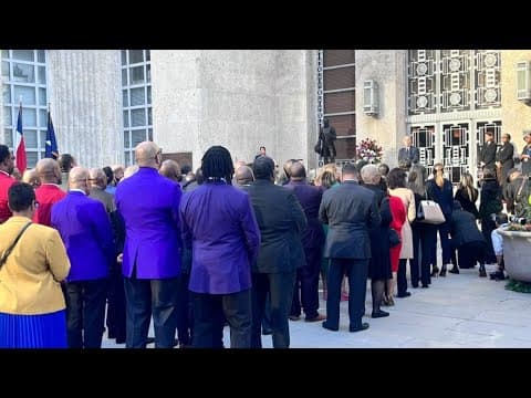 'Approachable, relatable, caring' | Houstonians pay tribute to Sylvester Turner at City Hall