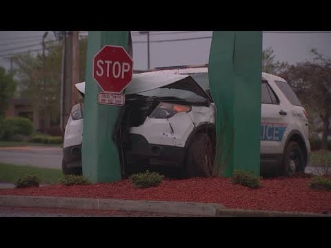 Police: Officer crashes into shopping center sign in northwest Columbus