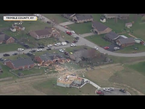 Deadly tornados hit Midwest U.S.