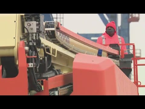 Dock workers at major US ports will go on strike, demanding higher wages