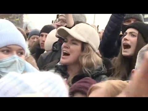 RAW: Crowds chant 'Navalny' outside church to pay respect to former Russian opposition figure
