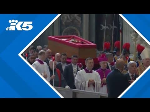 Mourners pay respects to Pope Francis
