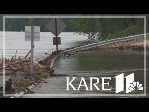 USGS crews monitor flood levels on Mississippi River at Hastings