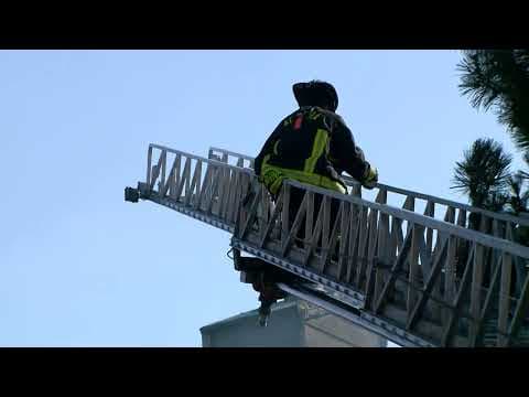 Crews battle structure fire in Aurora