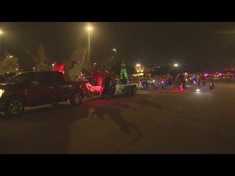 Hundreds celebrate Christmas parade in Pearland