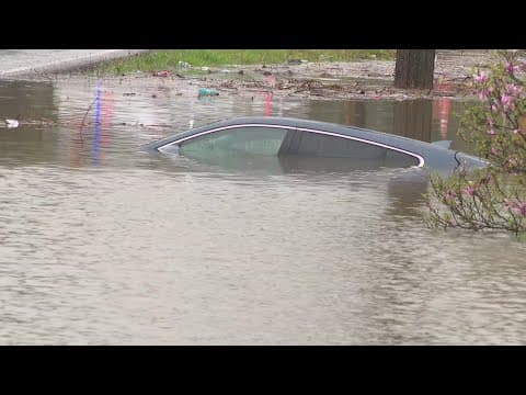 'Get out of your car!' | Driver escapes car in rising floodwater on Indy's northeast side
