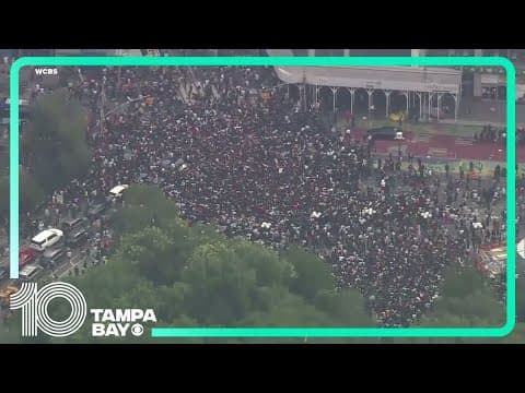 Crowd overwhelms New York City's Union Square, tosses chairs, climbs on vehicles