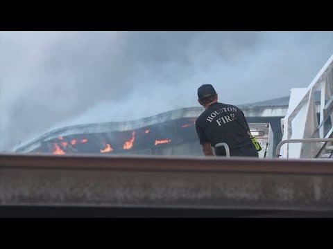 Hundreds of people displaced in Houston apartment fire