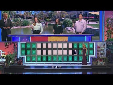 Vanna White signs a new contract with 'Wheel of Fortune'