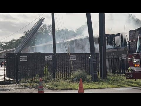 RAW VIDEO | Fire burns at SW Houston apartment complex