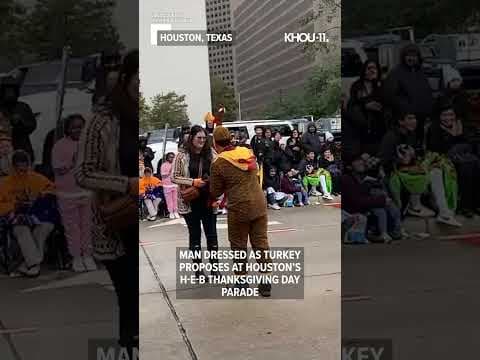 Watch man dressed as turkey propose at Houston's H-E-B Thanksgiving Day Parade #Shorts