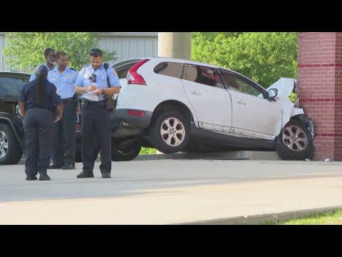NOPD: 2 injured, including EMS worker after driver loses control, crashes in Seventh Ward