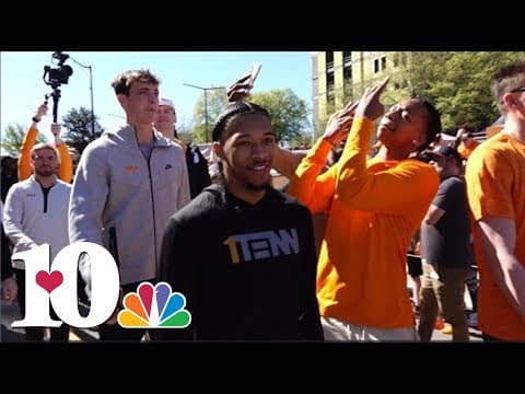 Tennessee men's basketball goes through Vol Walk with football team ahead of Orange and White game