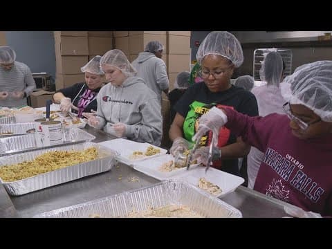 Mozel Sanders volunteers prepare holiday meals