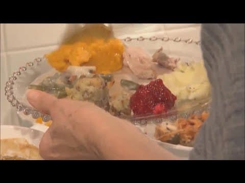 The cost of eating out compared to buying groceries for a Thanksgiving feast