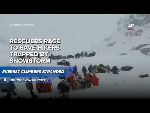 Snowstorm traps hundreds on Mount Everest
